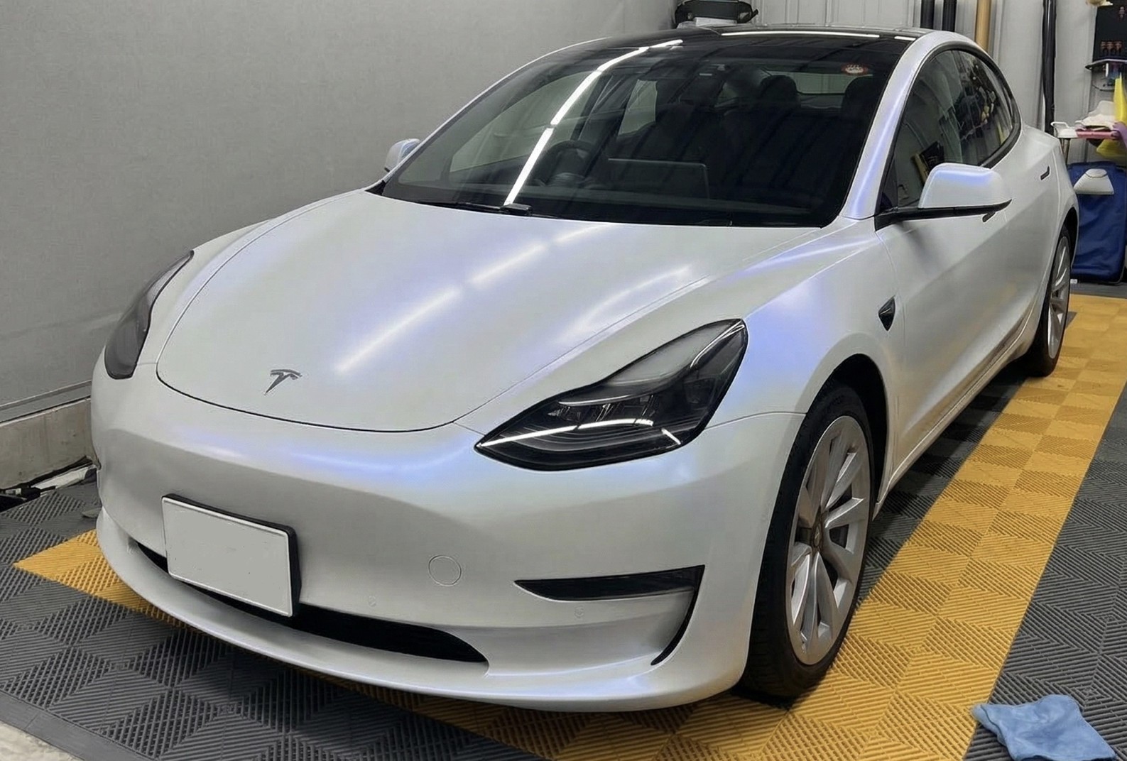 Tesla Model 3 電光ブルーラッピング
